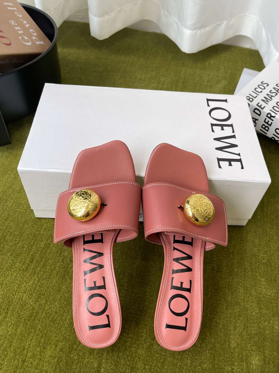 로에베(LOEWE) 메달 스퀘어토 키튼힐 뮬 샌들 신발