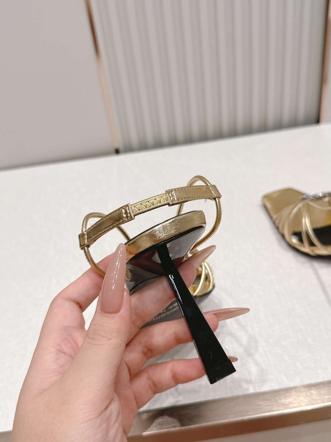 생로랑(YSL) 스퀘어토 스트랩 샌들 신발
