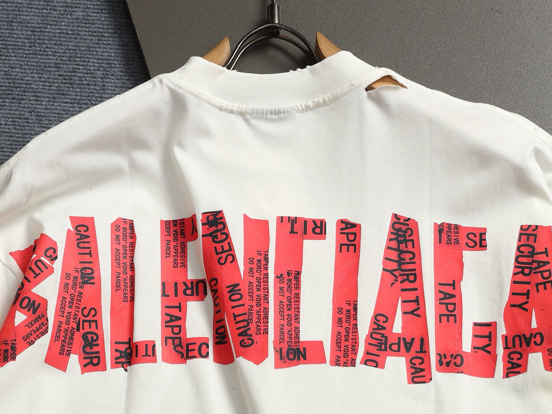 발렌시아가(BALENCIAGA) 테이프 프린팅 워싱 반팔 티셔츠 상의 의류