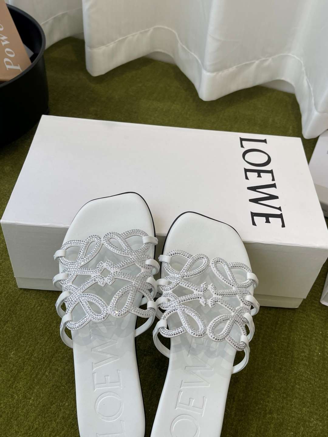 로에베(LOEWE) 라인스톤 스퀘어토 플랫 슬리퍼 신발