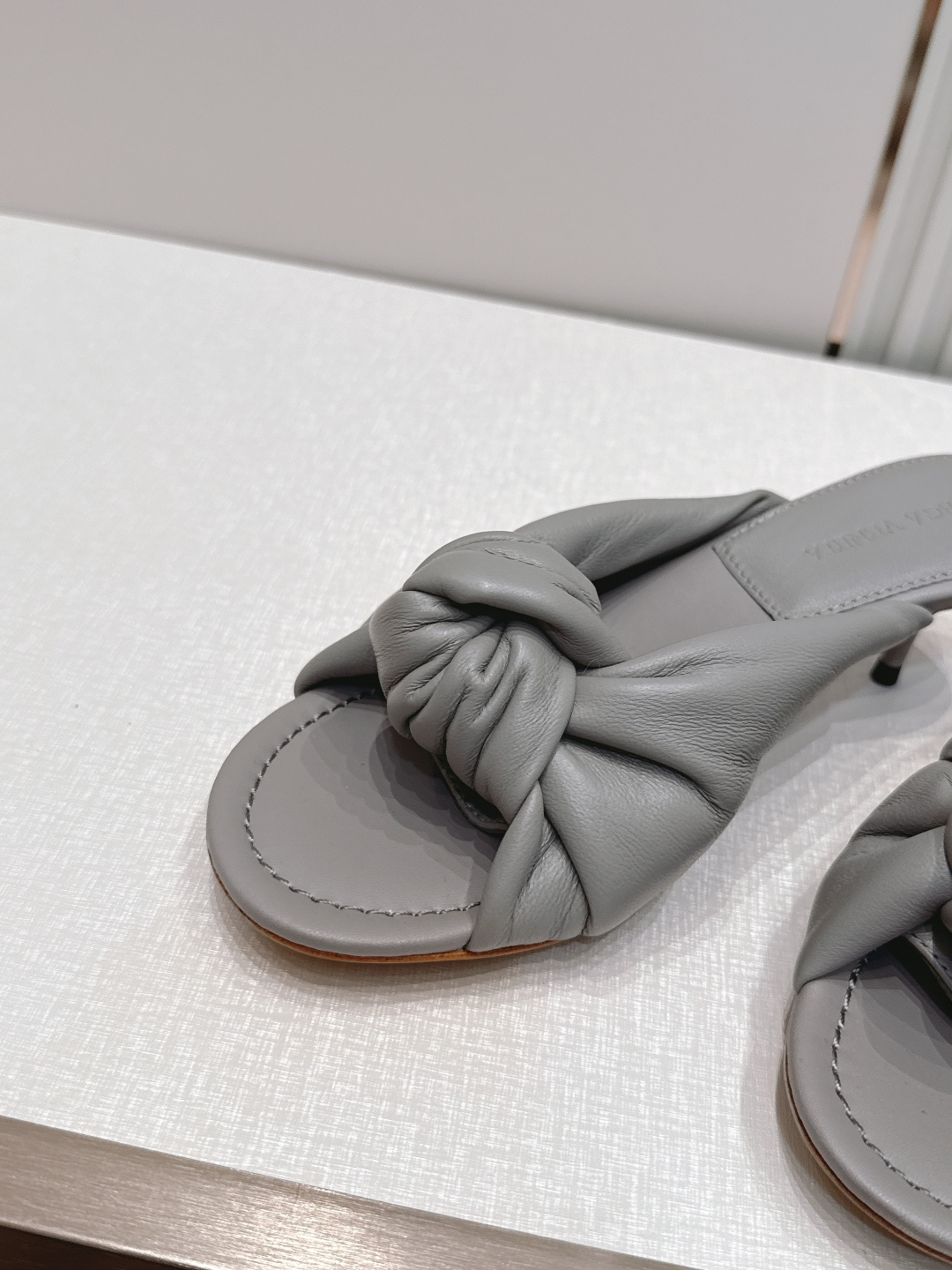 보테가 베네타(BOTTEGA VENETA) 체리 트위스트 뮬 힐 신발