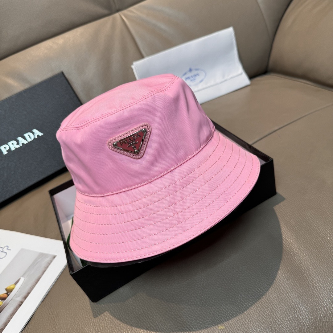 프라다(PRADA) 삼각 로고 옥스포드 버킷햇 모자
