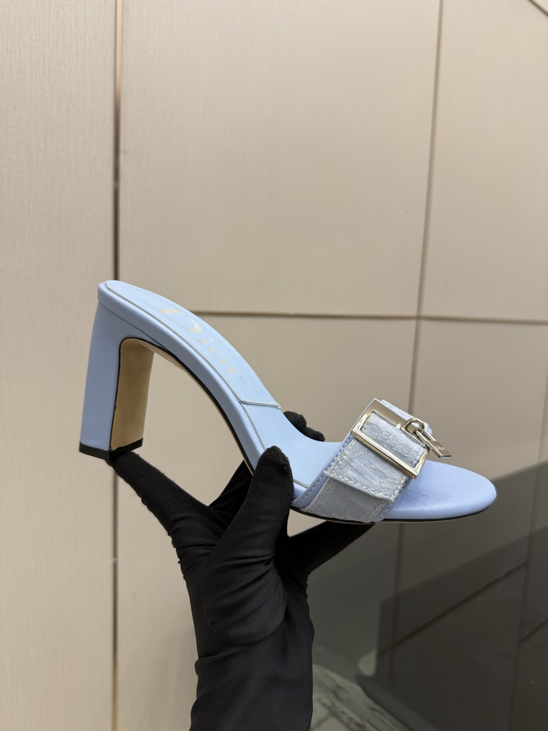 디올(DIOR) 로고 버클 뮬 힐 샌들 신발