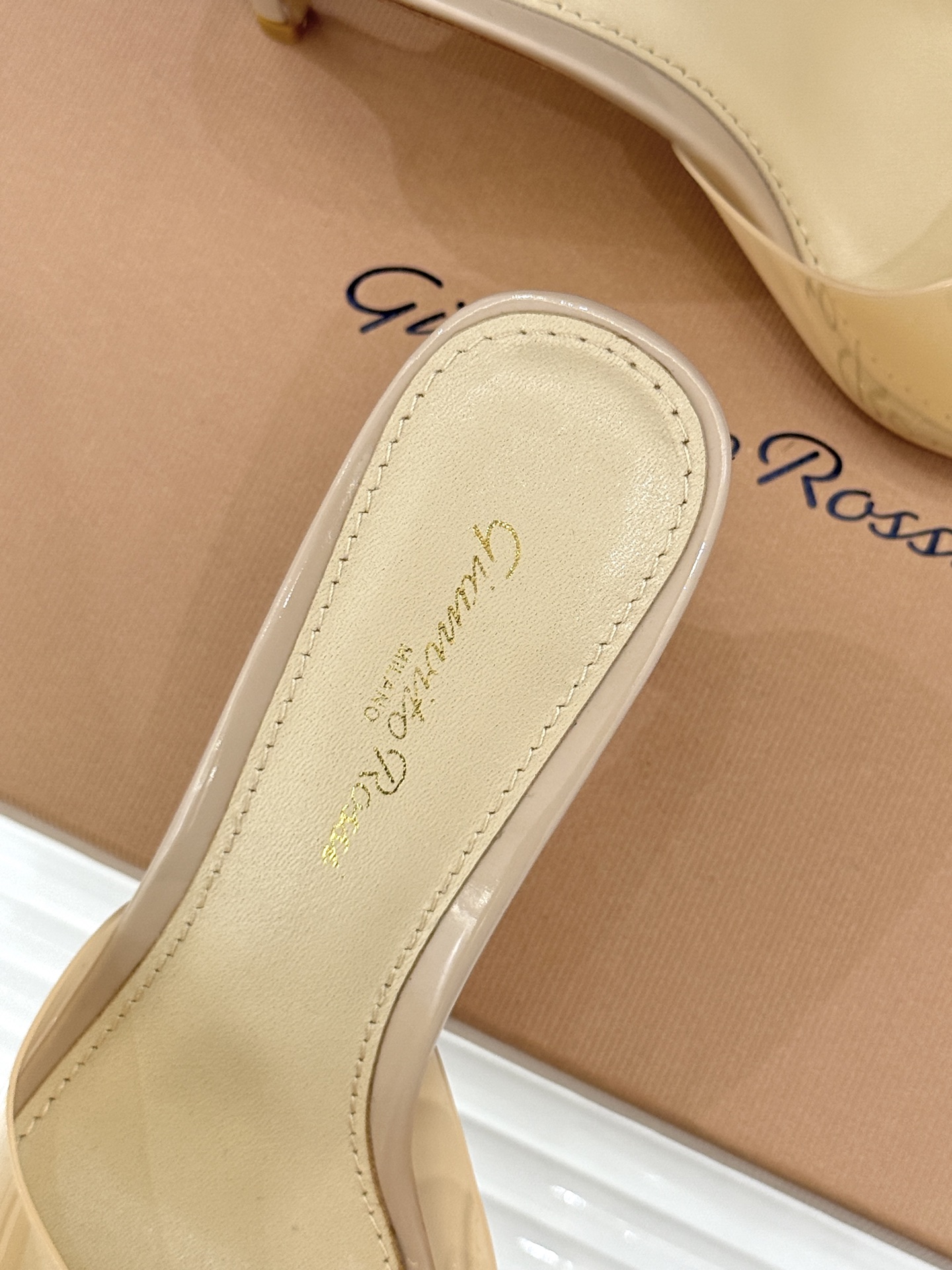 지안비토 로시(Gianvito Rossi) 포인티드 토 힐 슬리퍼 신발