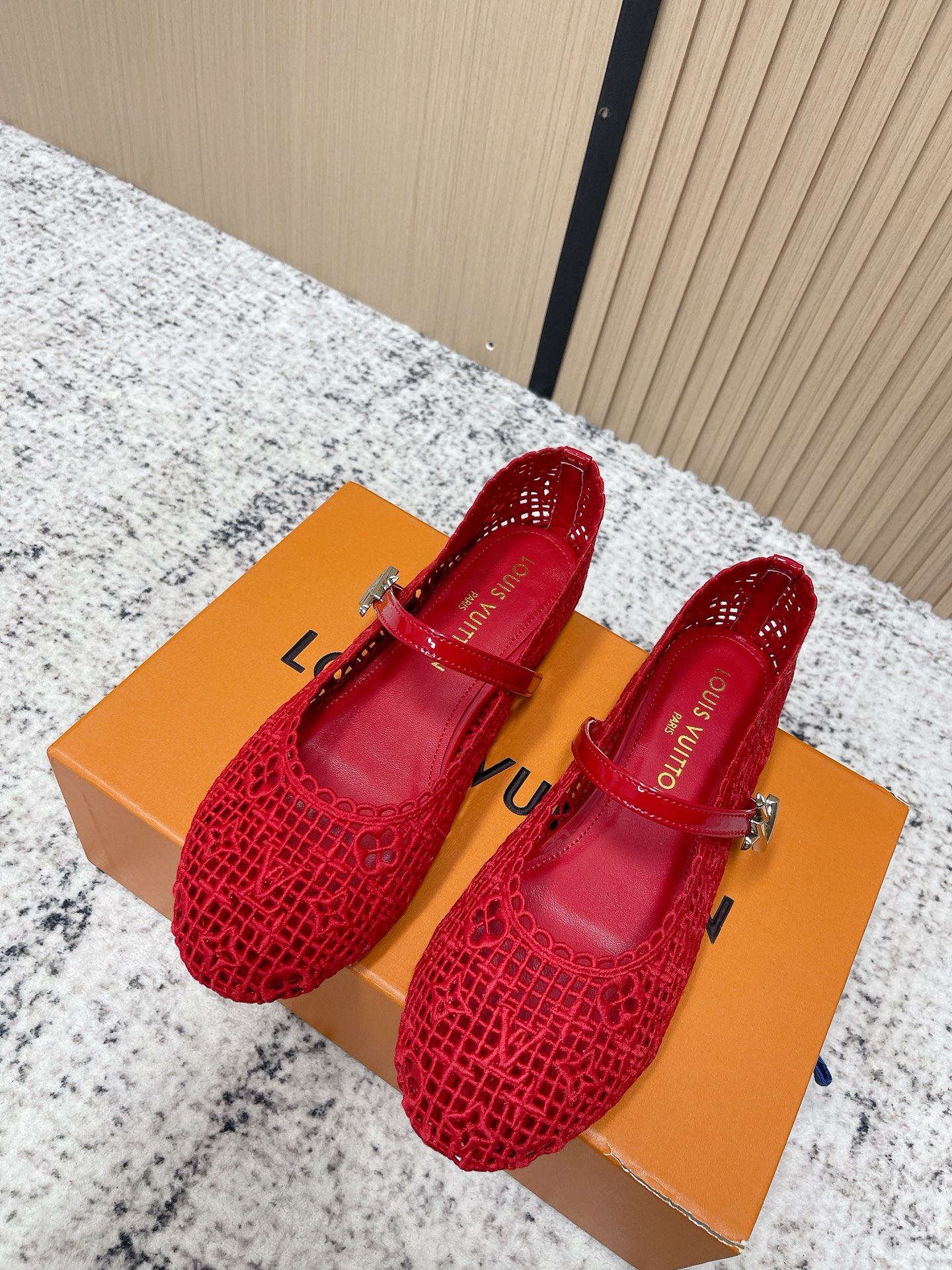 루이비통(LV) 레이스 메리제인 플랫슈즈 신발