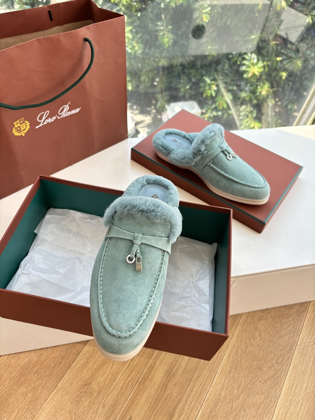 로로피아나(Loro Piana) 커플 퍼 트리밍 스웨이드 뮬 슬리퍼 신발