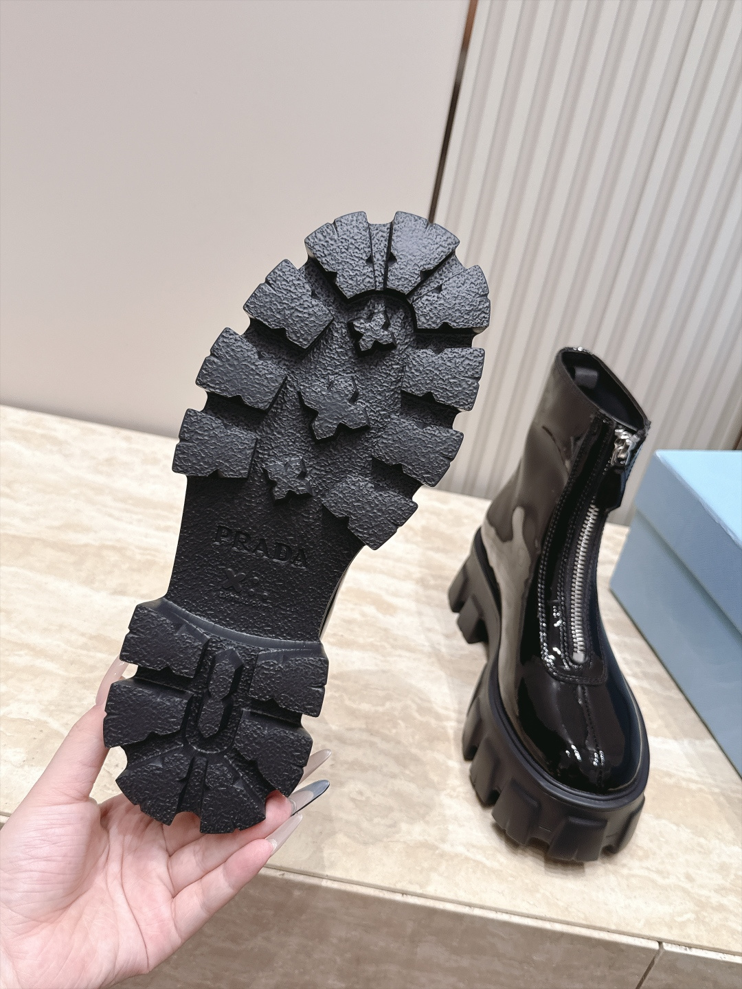 프라다(PRADA) 프론트 지퍼 플랫폼 앵클 부츠 신발