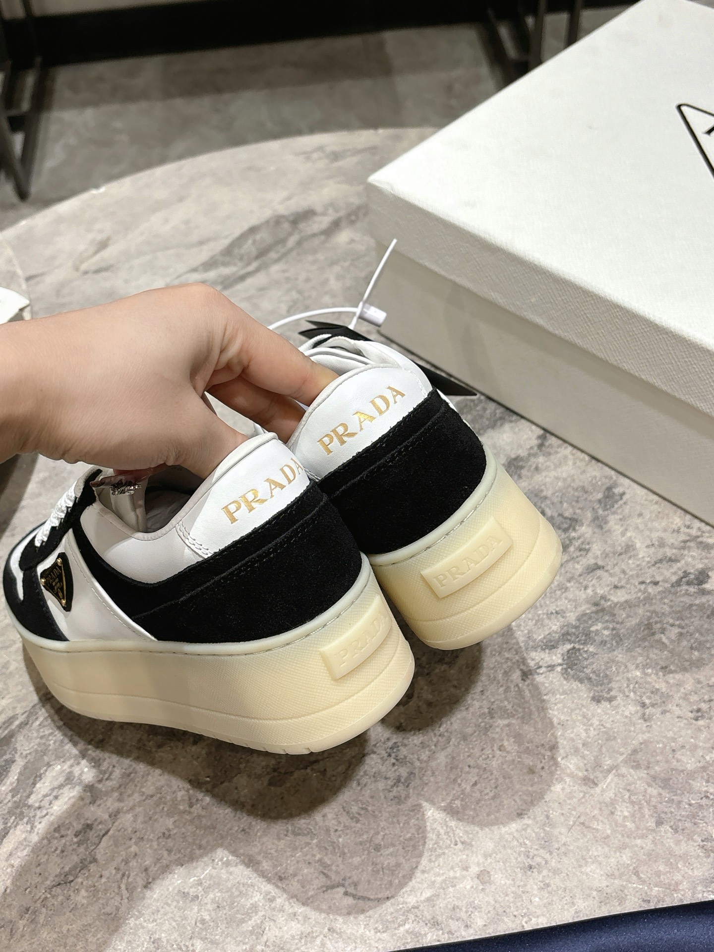 프라다(PRADA) 삼각 로고 플랫폼 스니커즈 신발