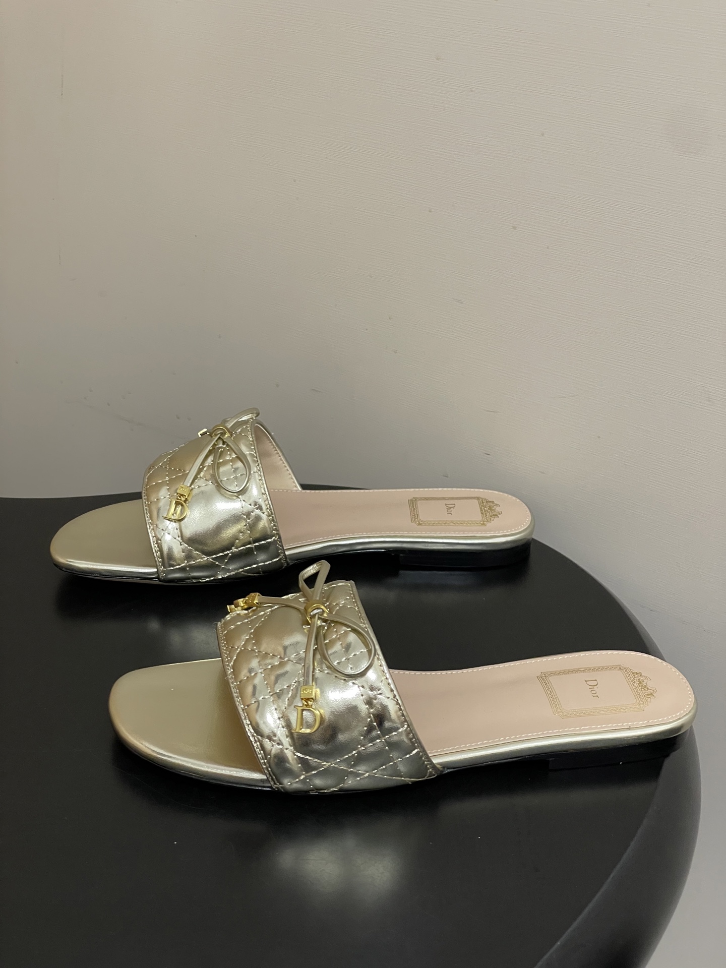 디올(DIOR) 퀼팅 리본 슬리퍼 신발