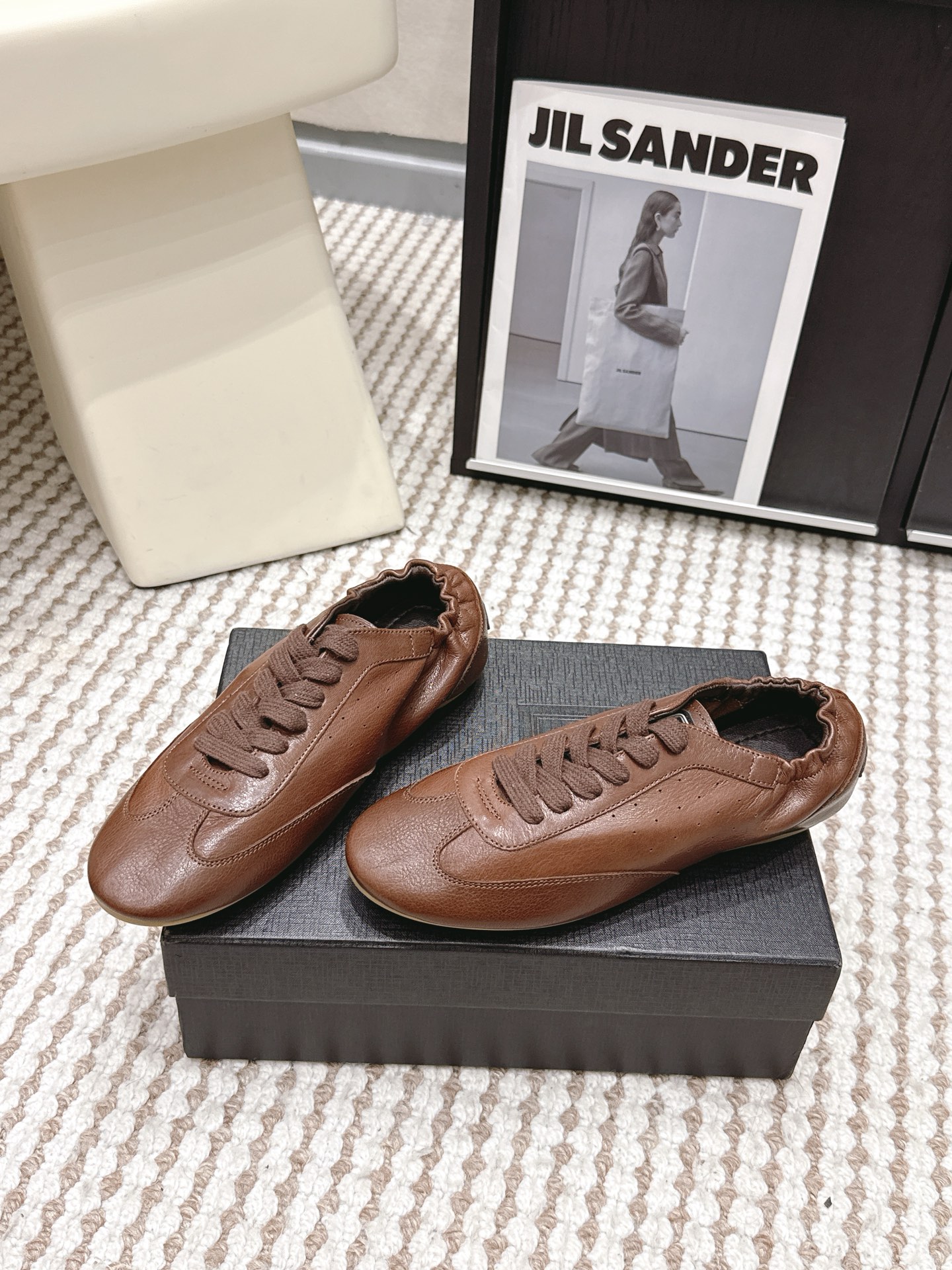 생로랑(SAINT LAURENT) 펀칭 레더 독일군 스니커즈 신발