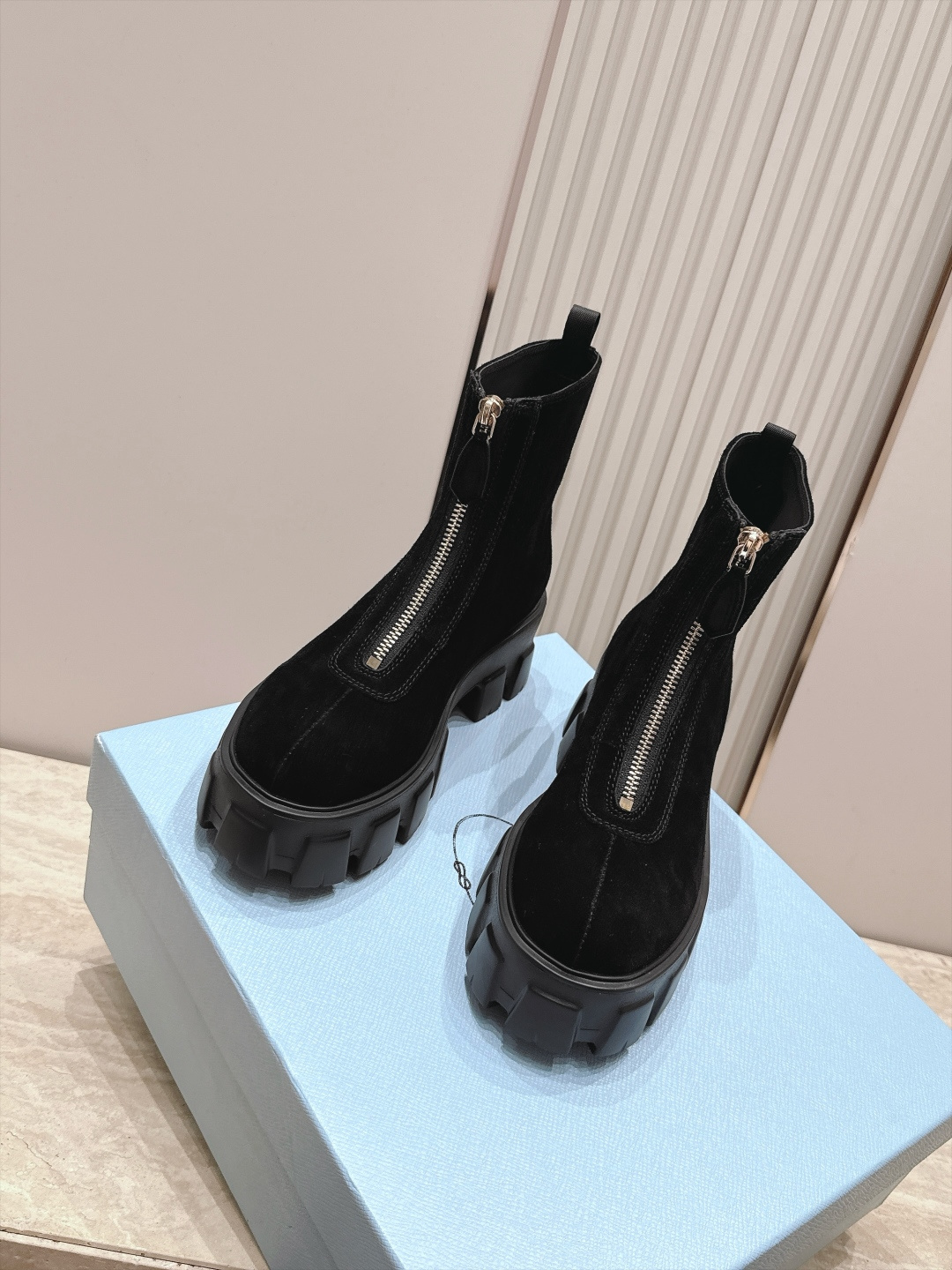 프라다(PRADA) 프론트 지퍼 플랫폼 앵클 부츠 신발
