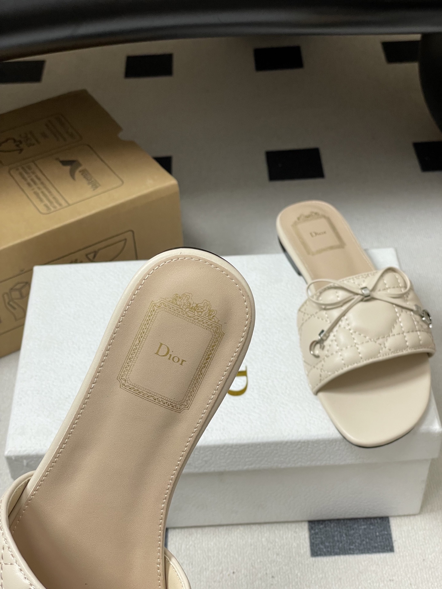 디올(DIOR) 퀼팅 리본 슬리퍼 신발