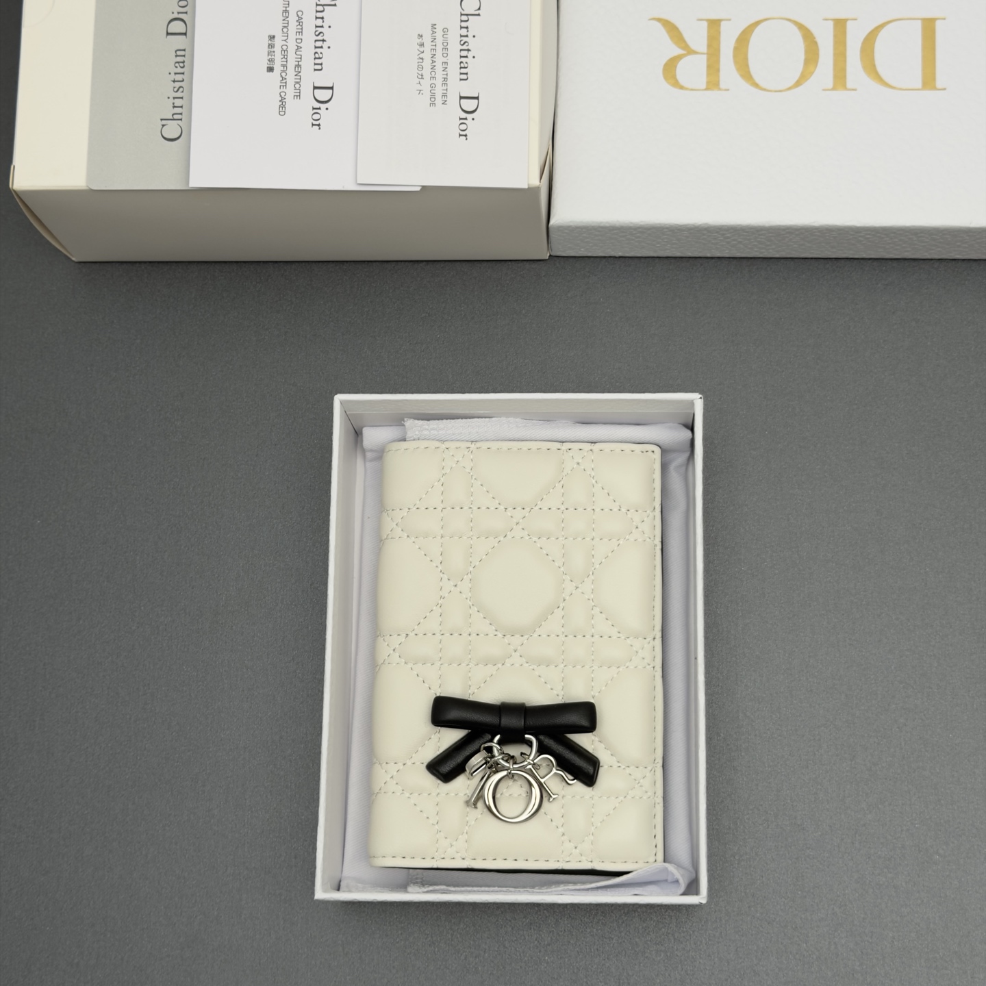 [Dior] 디올 Lady 레이디 까나쥬 램스킨 패스포트 홀더 지갑 / S2626