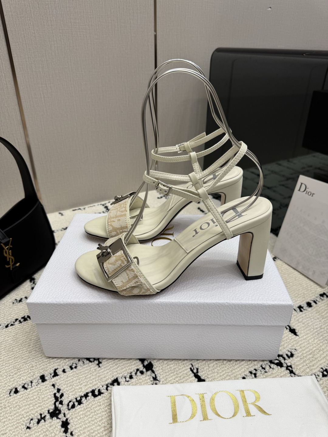 디올(DIOR) 로고 버클 데님 레더 샌들 신발