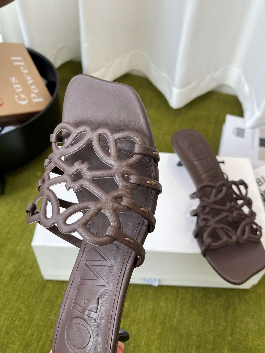 로에베(LOEWE) 아나그램 스트랩 스퀘어토 키튼힐 신발