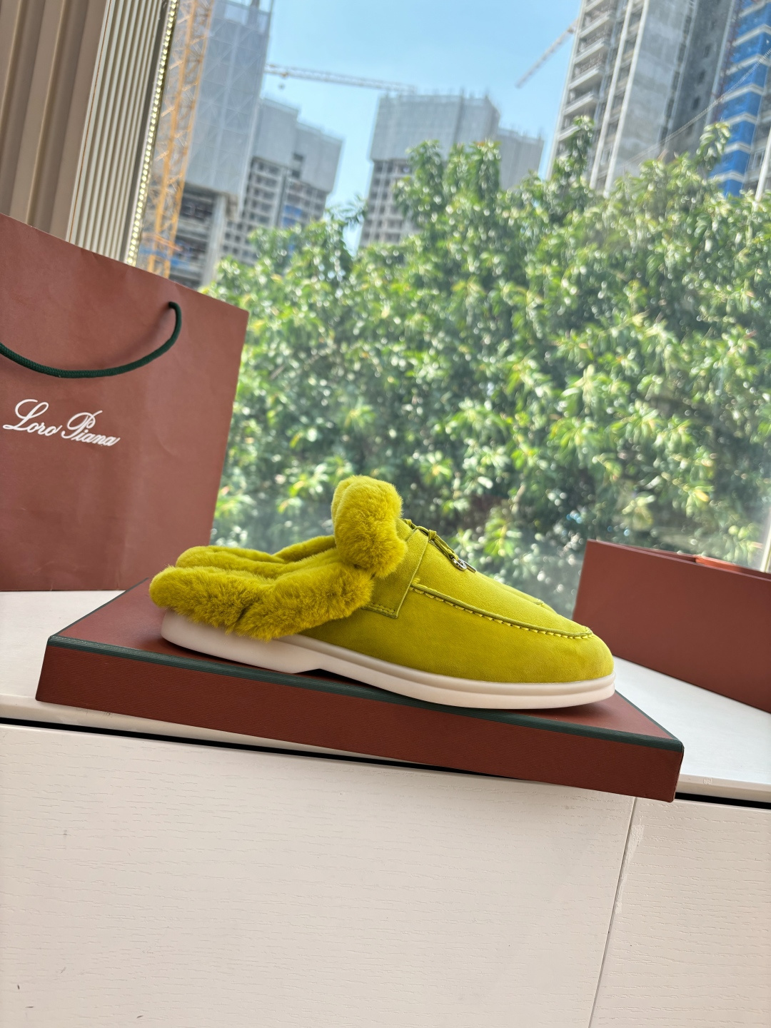 로로피아나(Loro Piana) 커플 퍼 트리밍 스웨이드 뮬 슬리퍼 신발