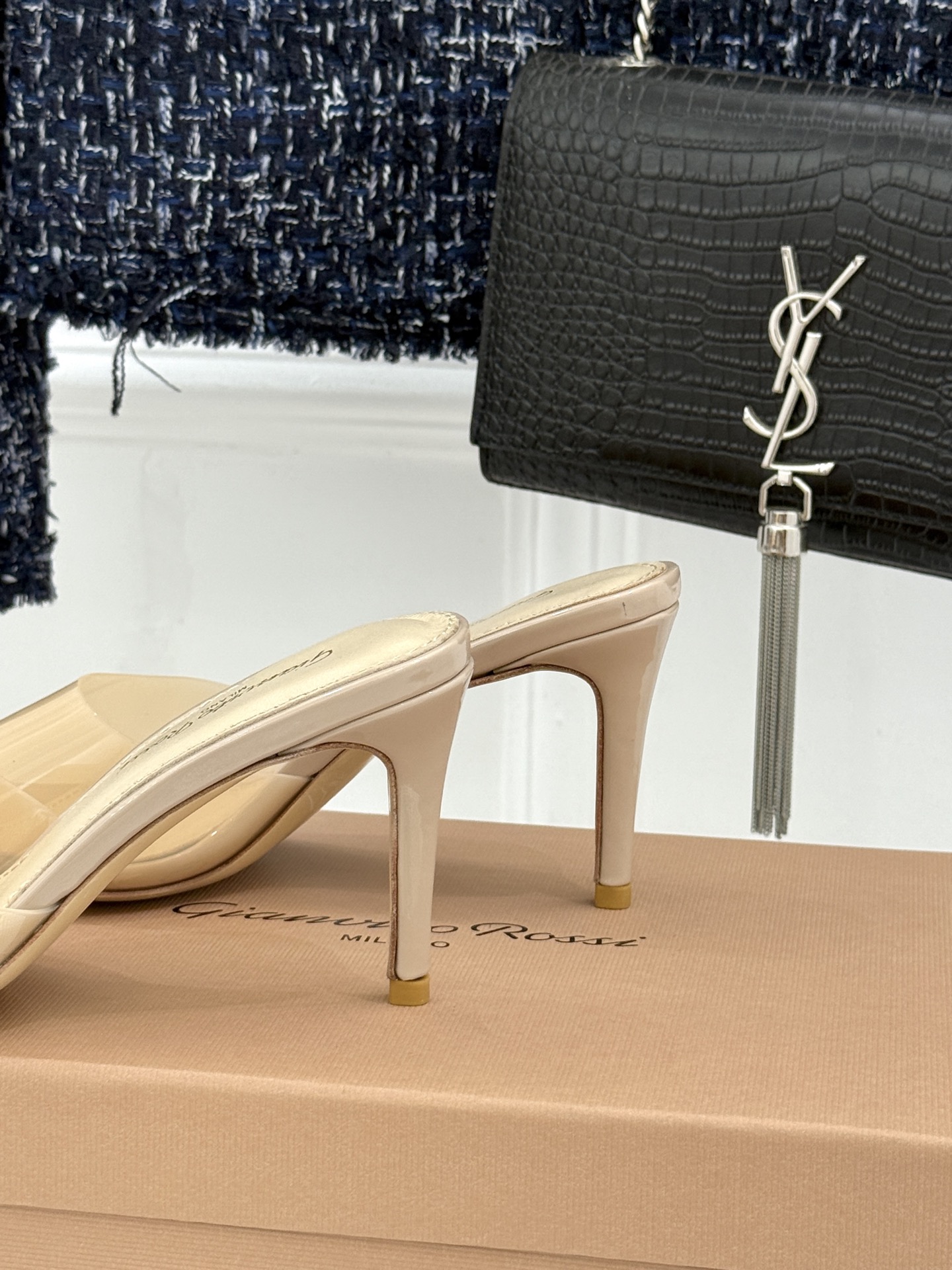 지안비토 로시(Gianvito Rossi) 포인티드 토 힐 슬리퍼 신발