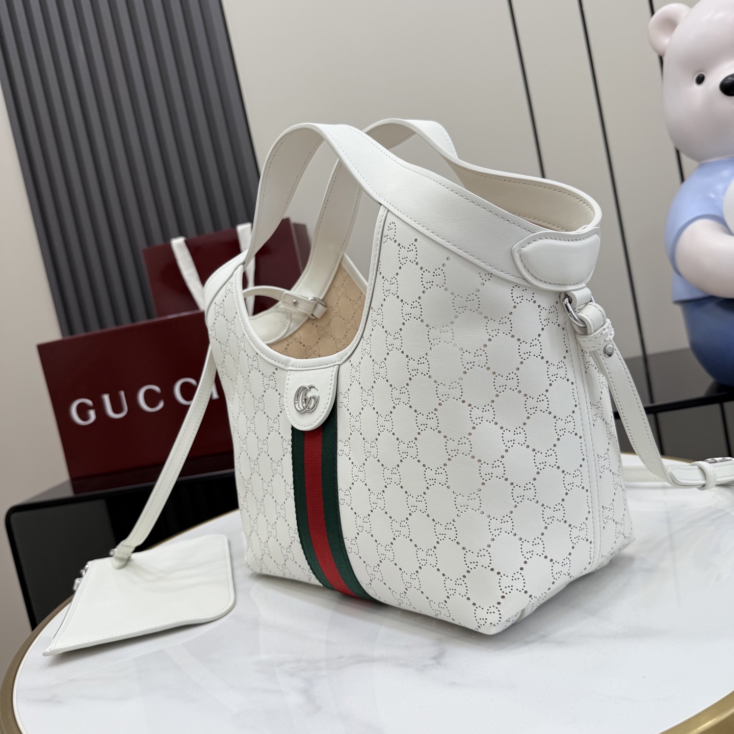 GUCCI 구찌 Generation 제너레이션 GG 질리오(Giglio) 펀칭 레더 토트백 가방