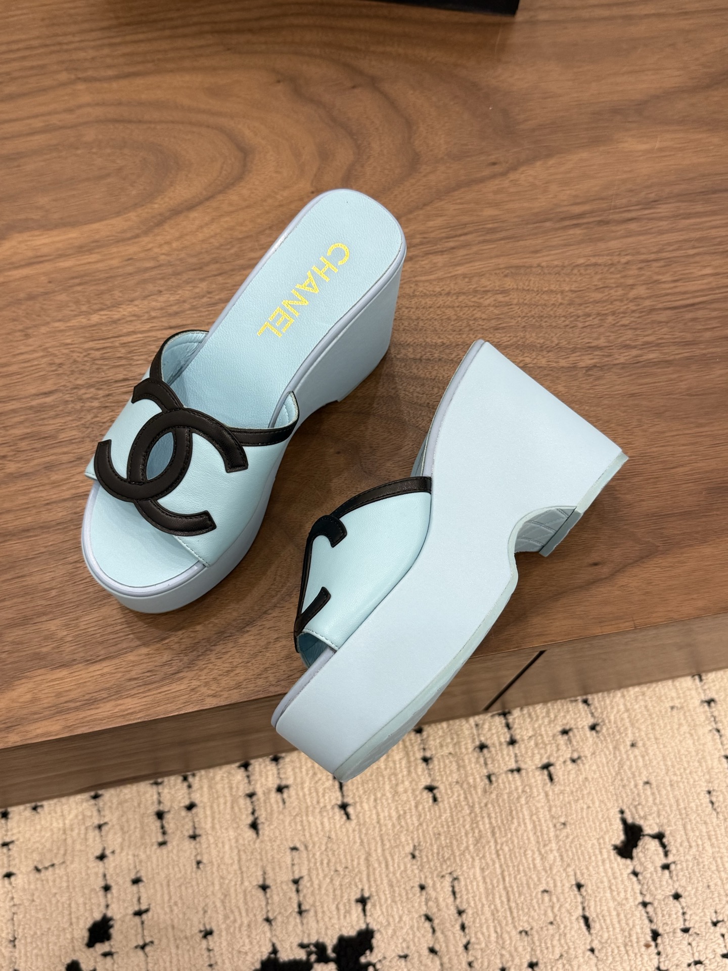 샤넬(CHANEL) 로고 플랫폼 웨지 슬리퍼 신발
