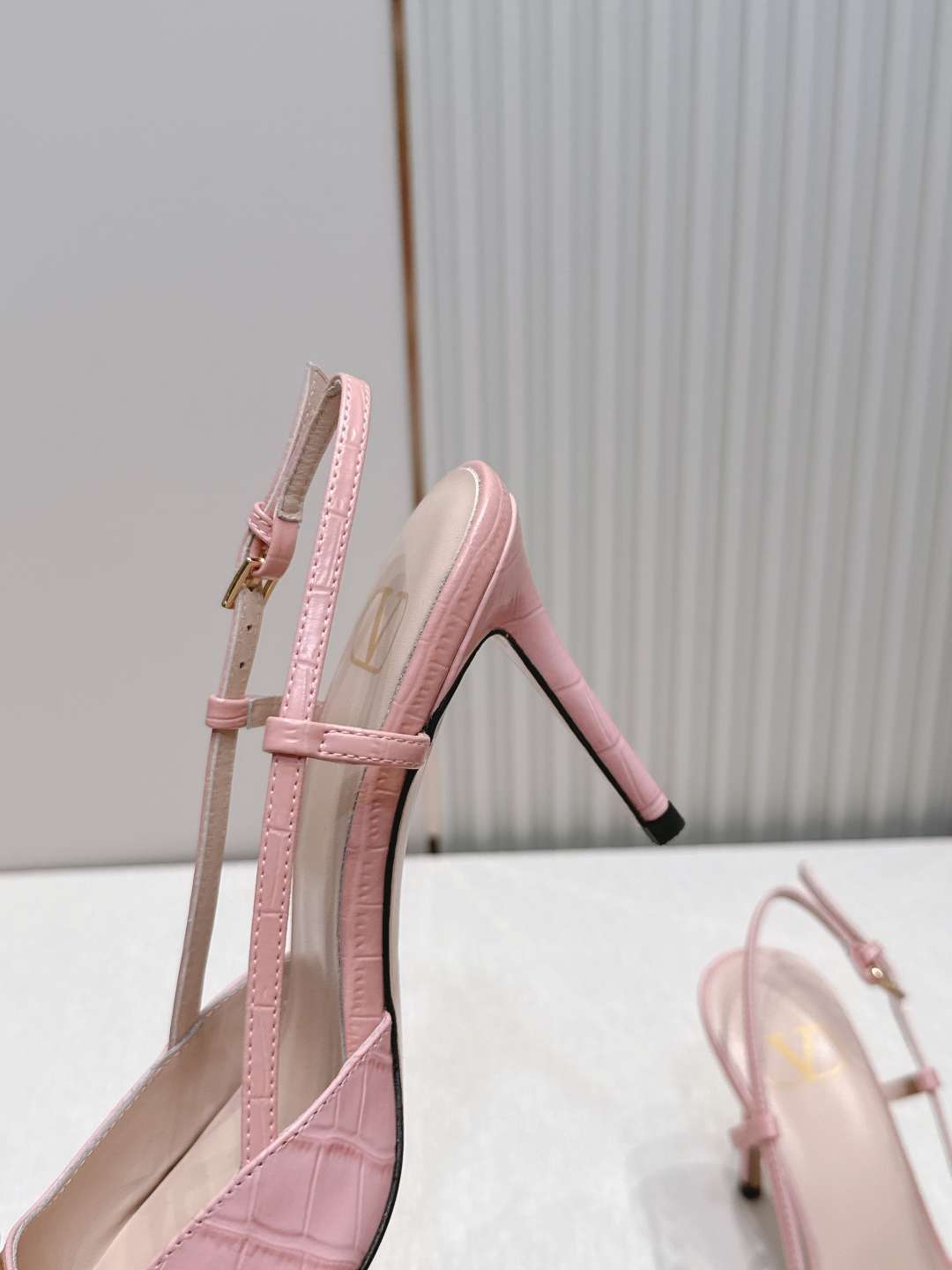 발렌티노(VALENTINO) 시그니처 슬링백 하이힐 신발
