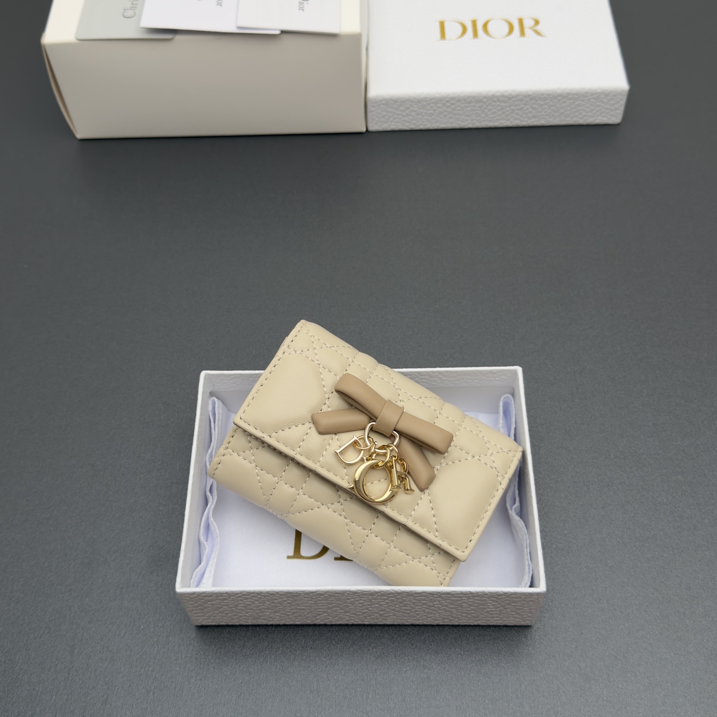 [Dior] 디올 Lady Freesia 레이디 프리지아 까나쥬 램스킨 지퍼 미니 지갑 / S2607