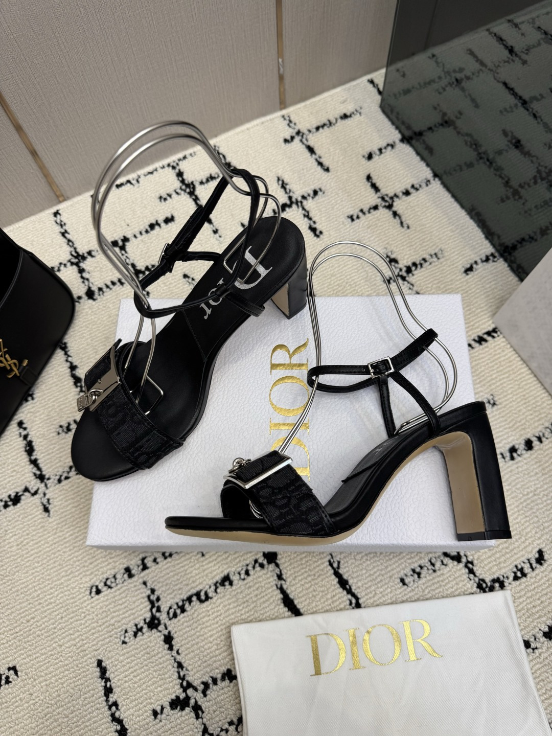 디올(DIOR) 로고 버클 데님 레더 샌들 신발