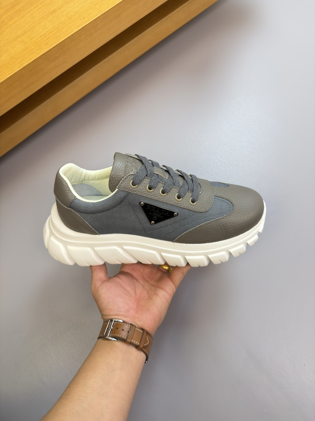 PRADA 프라다 리치 소가죽 & 캔버스 스니커즈 신발