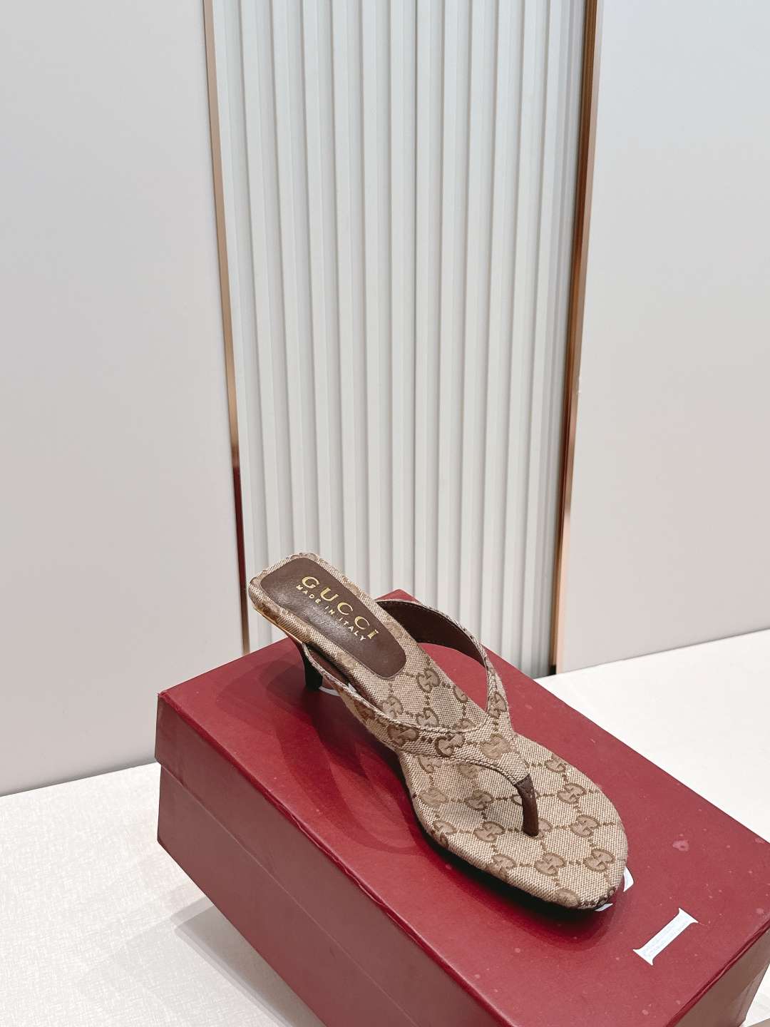 구찌(GUCCI) 모노그램 토포스트 미들힐 신발