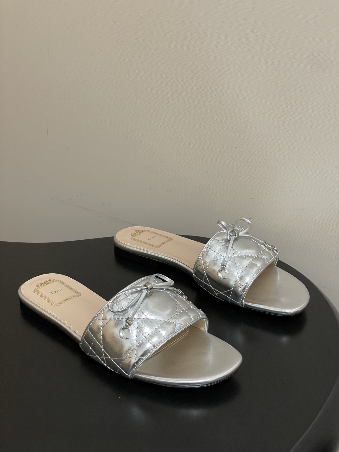 디올(DIOR) 퀼팅 리본 슬리퍼 신발