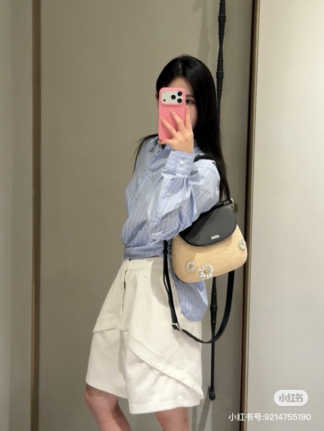 로에베(LOEWE) 비대칭 절개 화이트 쇼츠 하의 의류