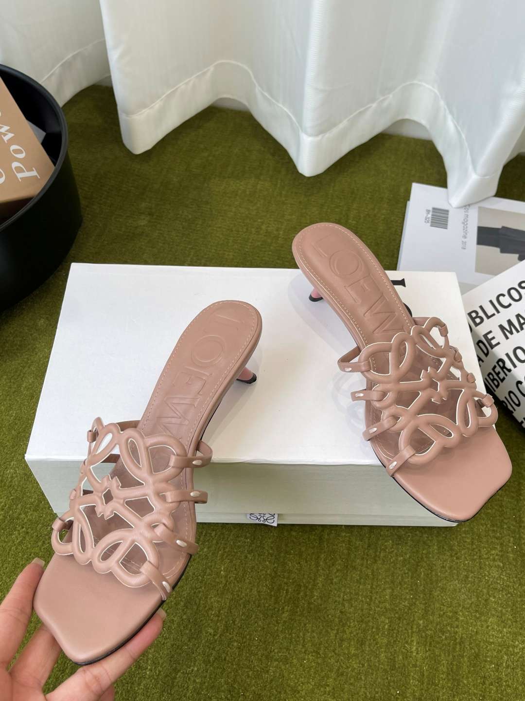로에베(LOEWE) 아나그램 스트랩 스퀘어토 키튼힐 신발