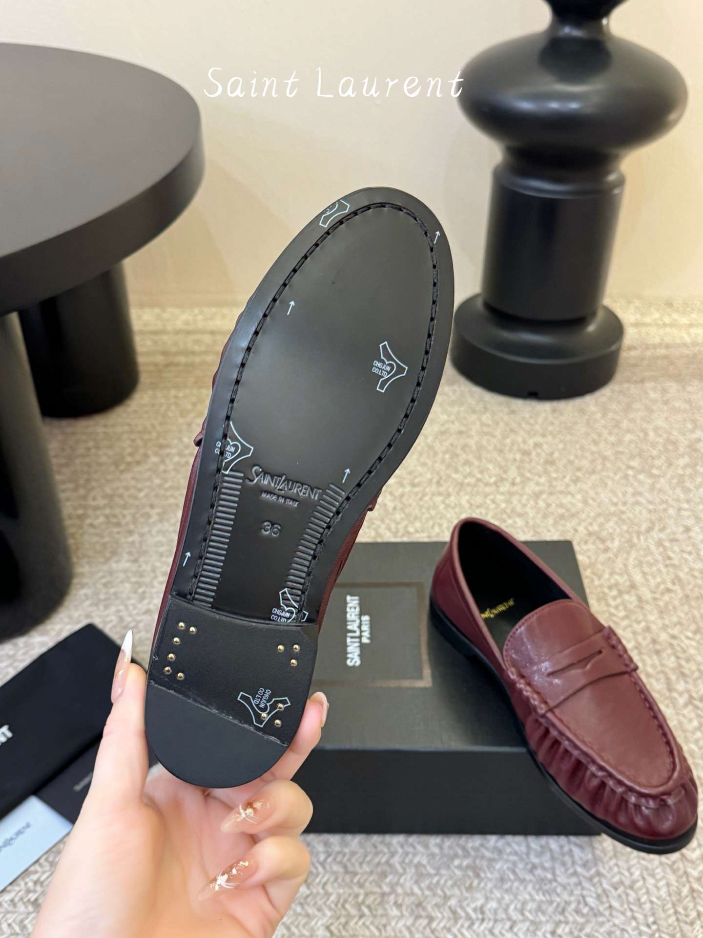 생로랑(SAINT LAURENT) 카프 레더 페니 로퍼 신발