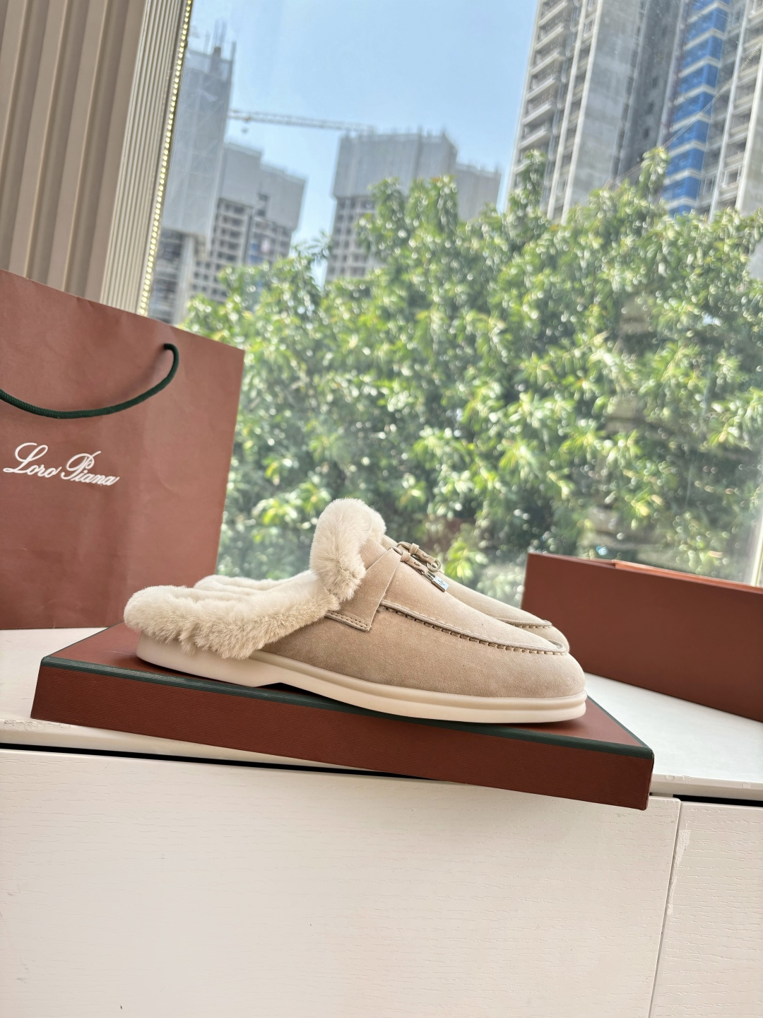 로로피아나(Loro Piana) 커플 퍼 트리밍 스웨이드 뮬 슬리퍼 신발
