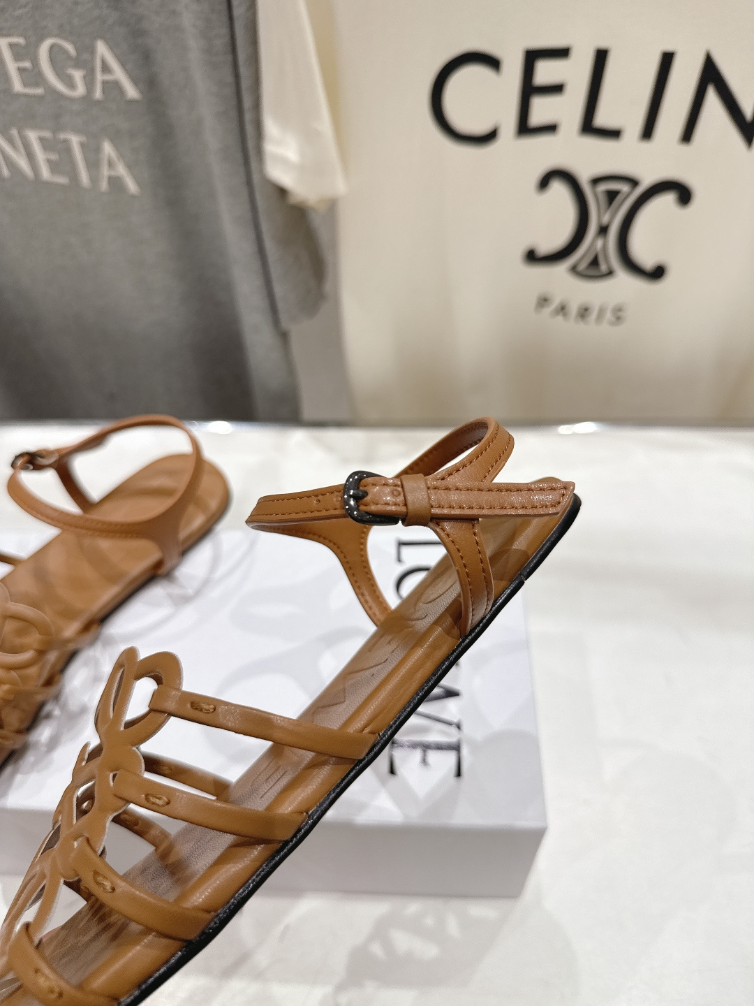 로에베(LOEWE) 아나그램 스트랩 플랫 샌들 신발