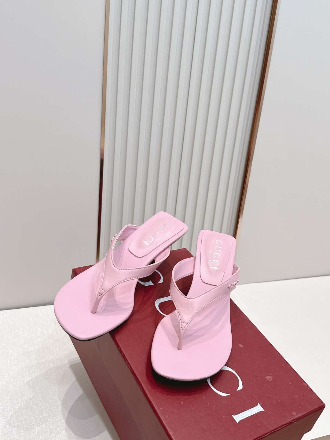 구찌(GUCCI) 모노그램 토포스트 미들힐 신발