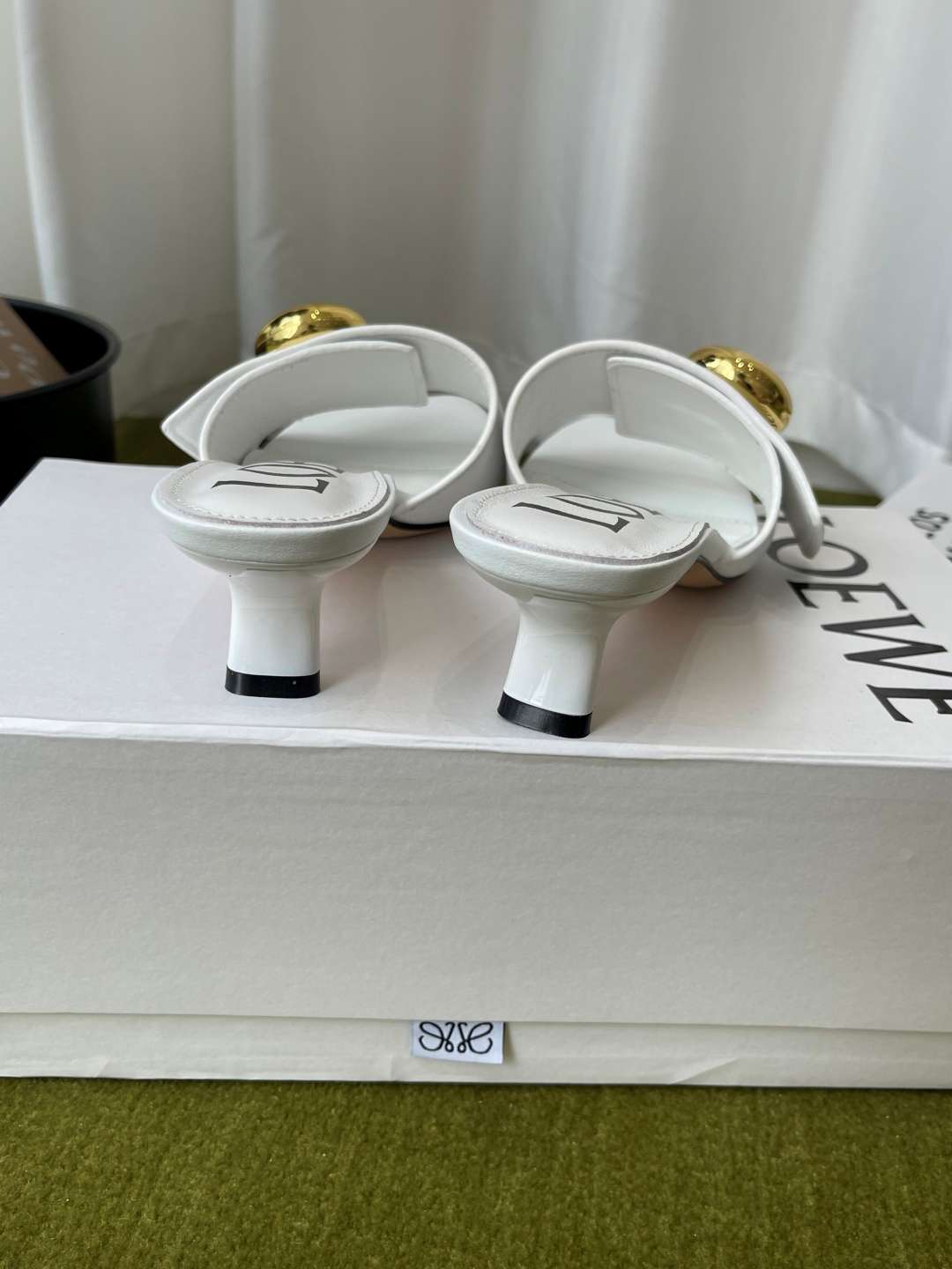 로에베(LOEWE) 메달 스퀘어토 키튼힐 뮬 샌들 신발