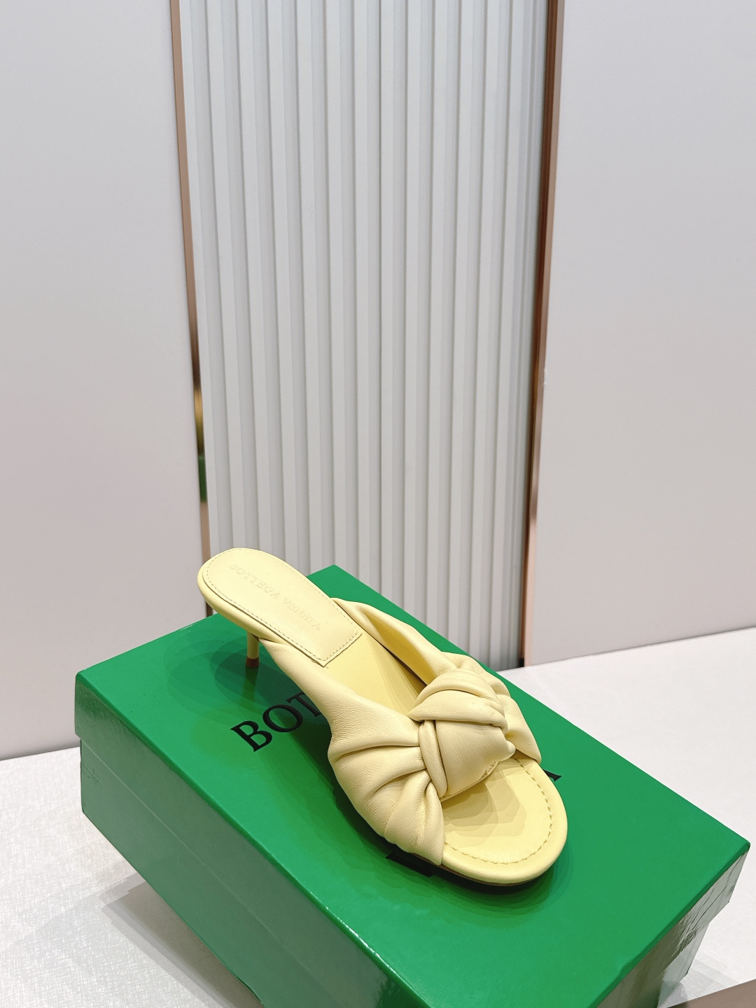 보테가 베네타(BOTTEGA VENETA) 체리 트위스트 뮬 힐 신발
