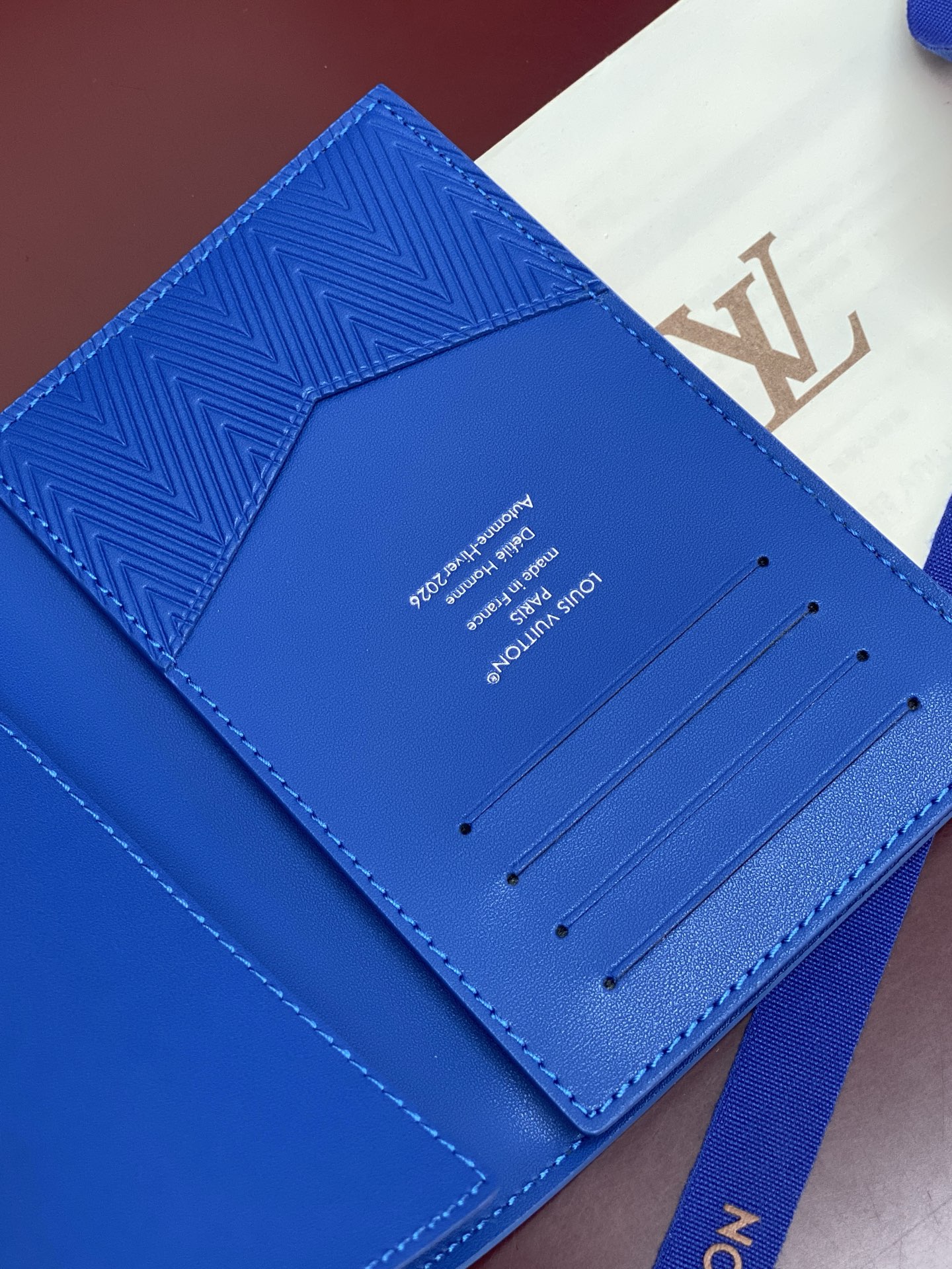[Louis Vuitton] LV 루이비통 쇼퍼백 모티브 Packaging 패스포트 홀더 지갑 M2A444