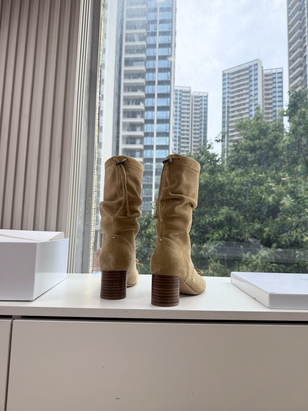 메종 마르지엘라(Maison Margiela) 타비 스웨이드 미들 부츠 신발