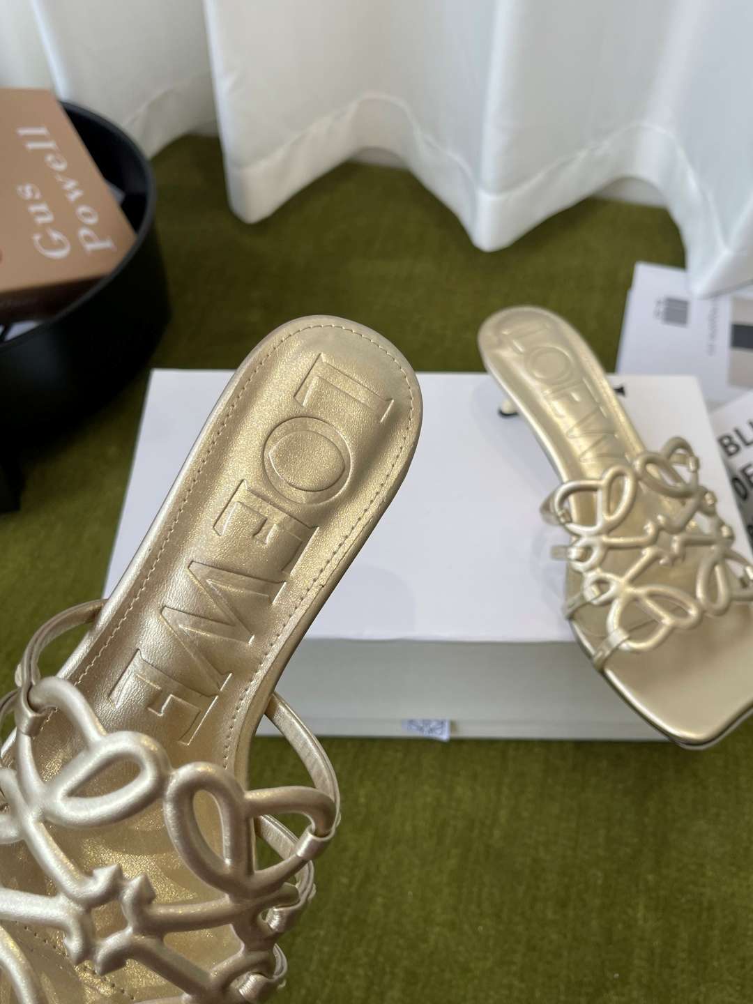로에베(LOEWE) 아나그램 스트랩 스퀘어토 키튼힐 신발