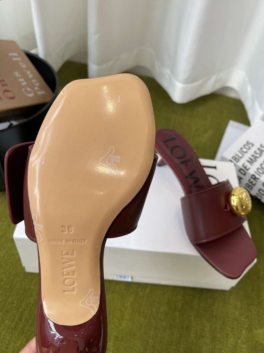 로에베(LOEWE) 메달 스퀘어토 키튼힐 뮬 샌들 신발
