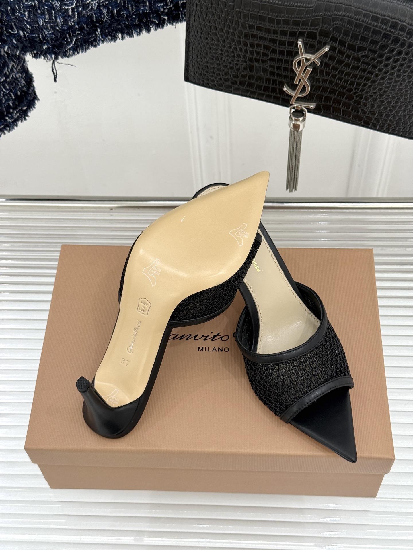 잔비토 로시(Gianvito Rossi) 미니멀 포인티드 힐 슬리퍼 신발