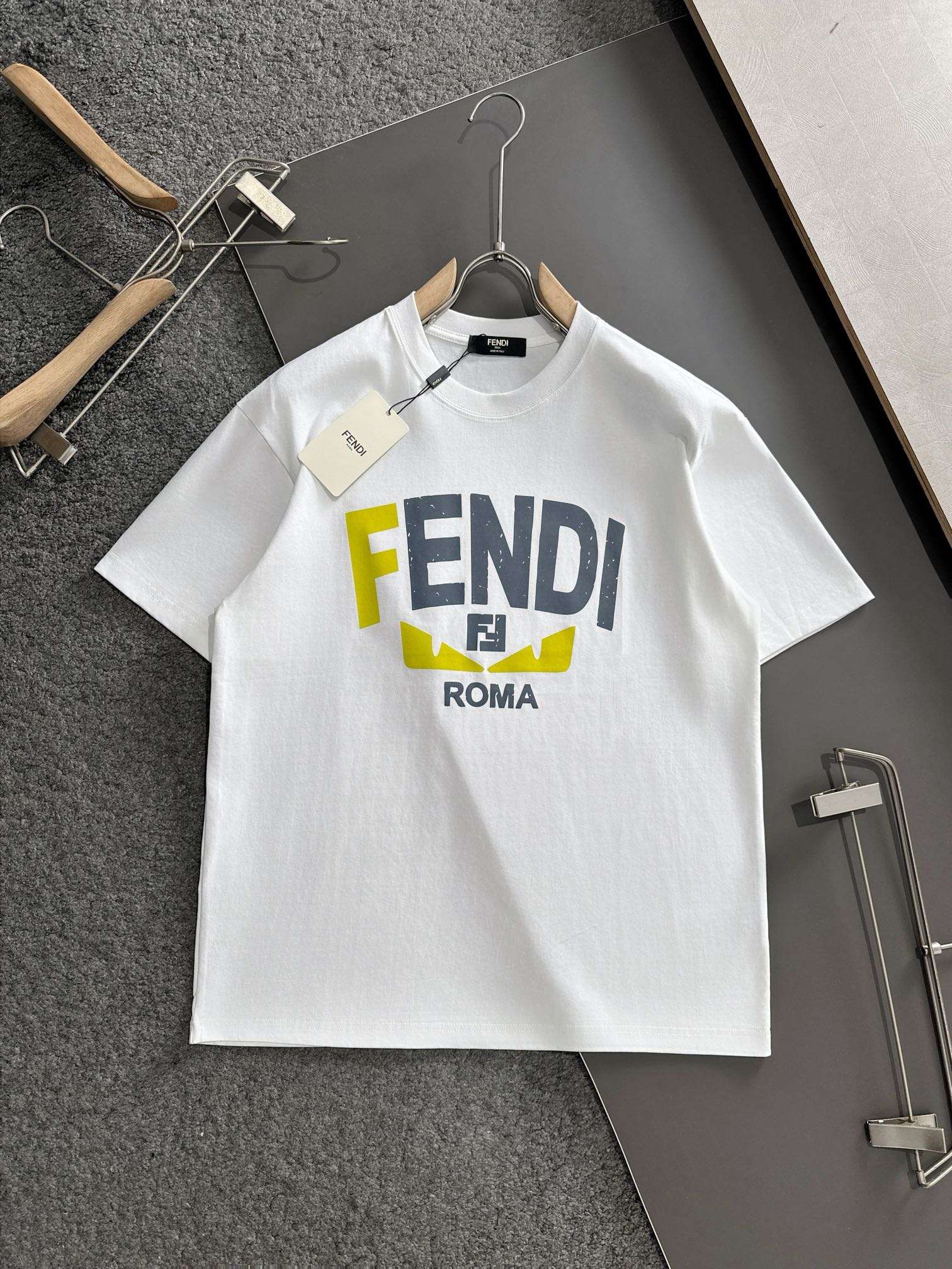펜디(FENDI) 로고 그래픽 프린트 반팔 티셔츠 상의 의류