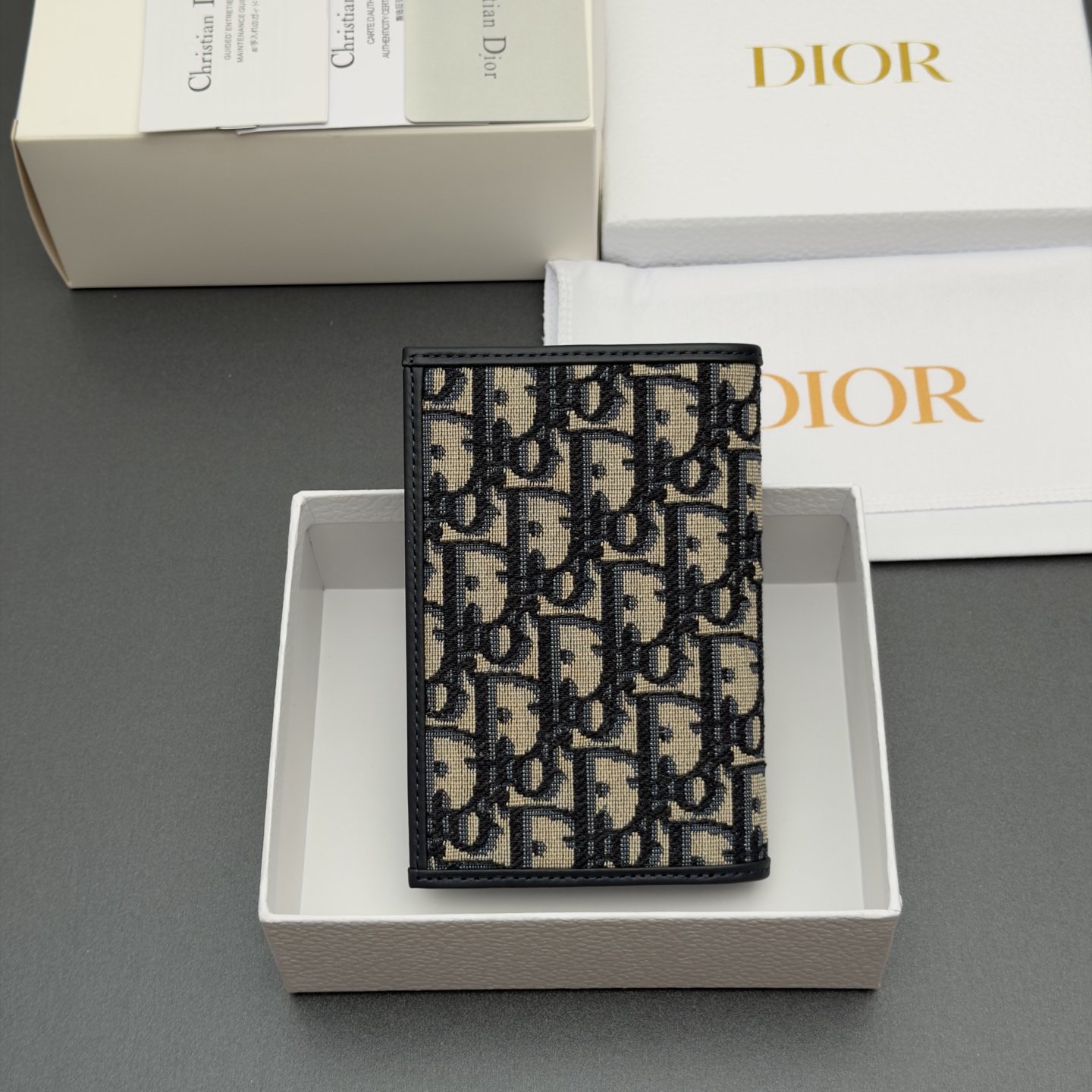 [Dior] 디올 30 Montaigne 몽테인 블루 오블리크 패스포트 홀더 지갑