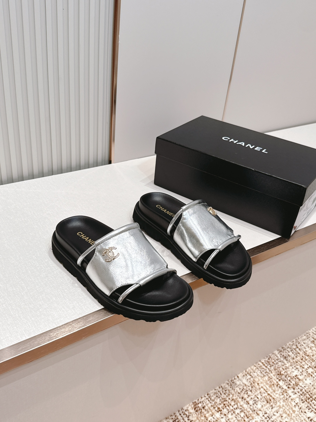샤넬(CHANEL) 로고 슬라이드 샌들 신발