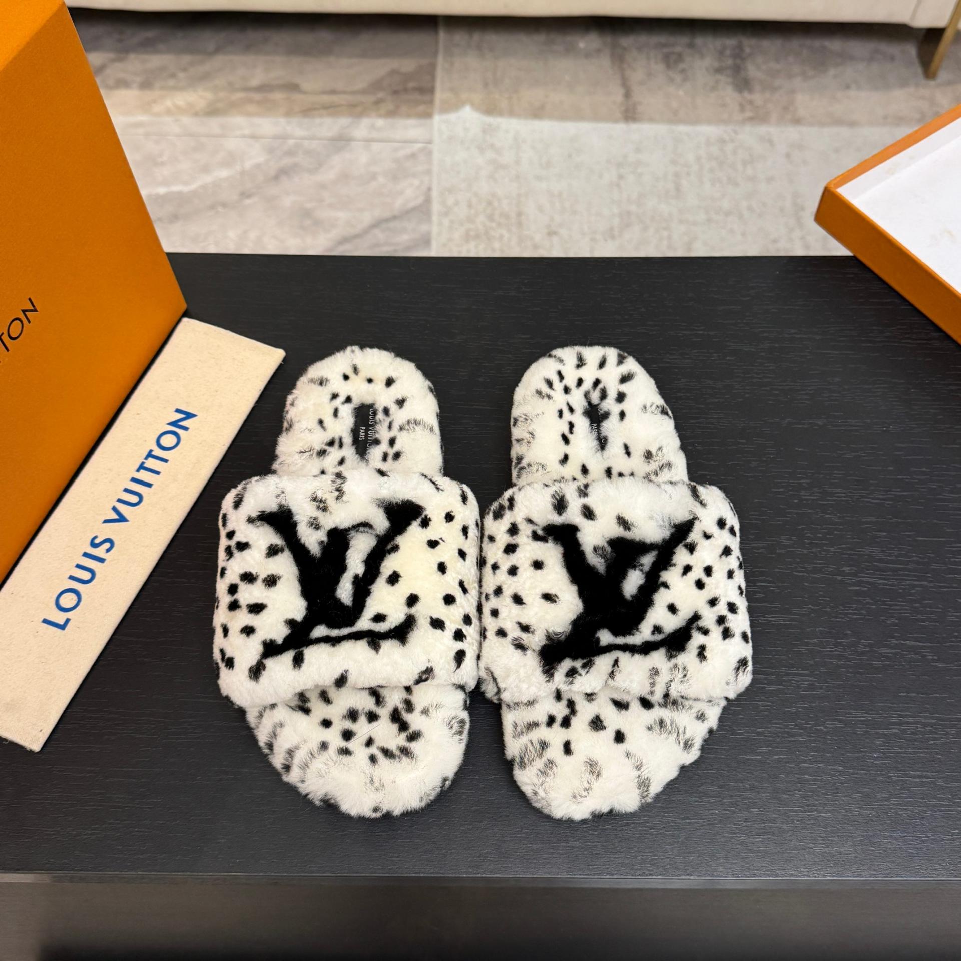 루이비통(LV) 시어링 퍼 슬리퍼 신발