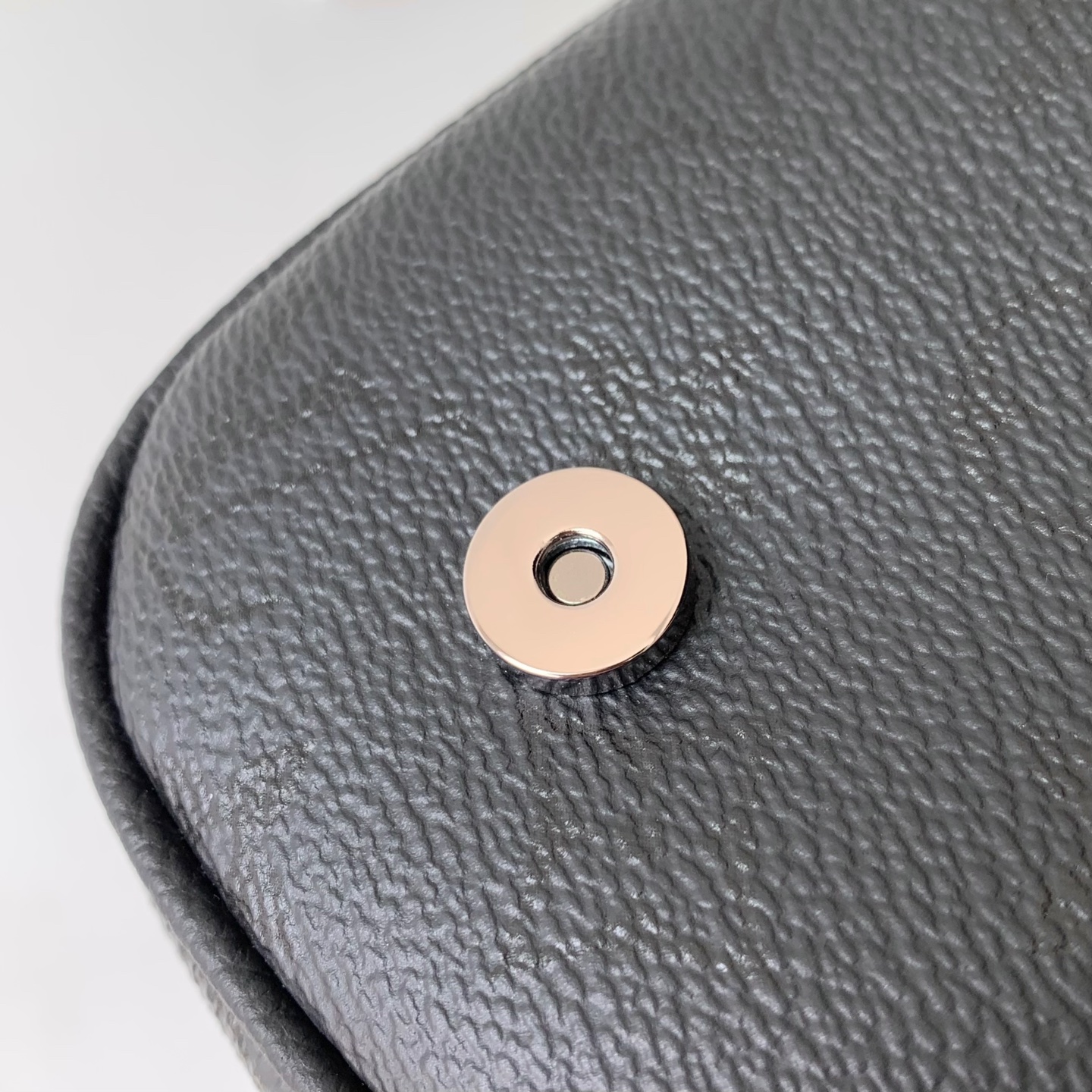 LOUIS VUITTON LV 루이비통 새첼 미니 크로스바디 백 (모노그램 미드나이트 캔버스) 가방