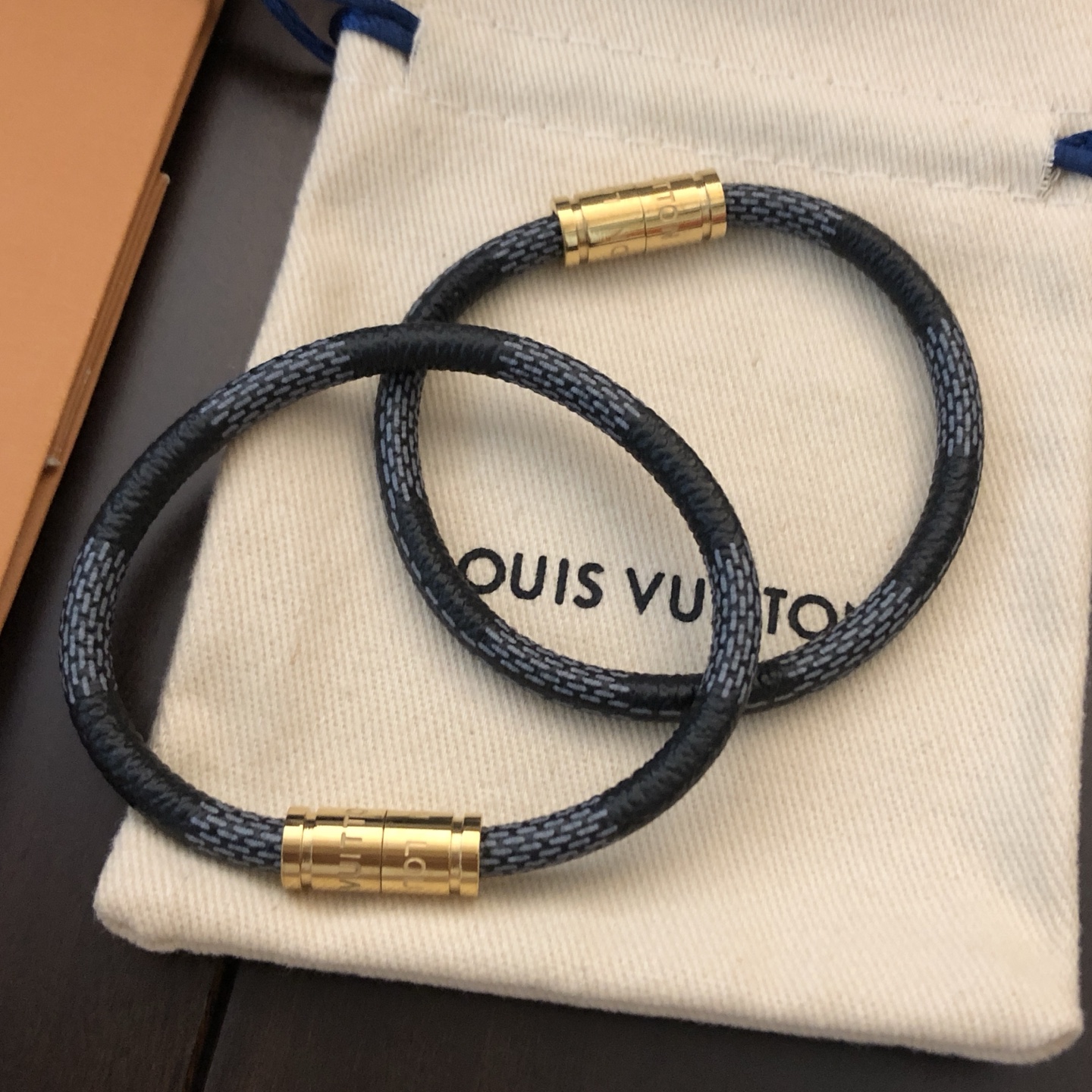루이비통(LV) 모노그램 레더 스트랩 팔찌 악세사리