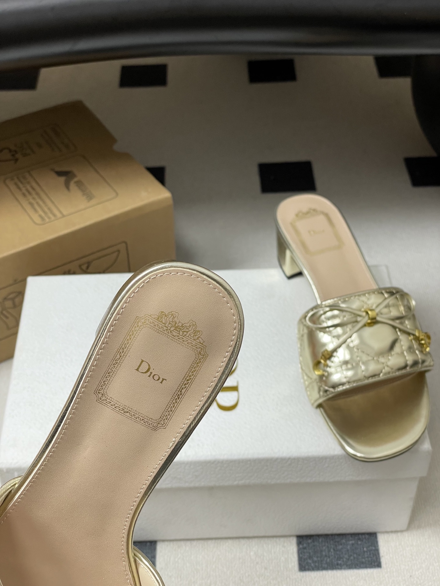 디올(DIOR) 퀼팅 리본 미들굽 슬리퍼 신발