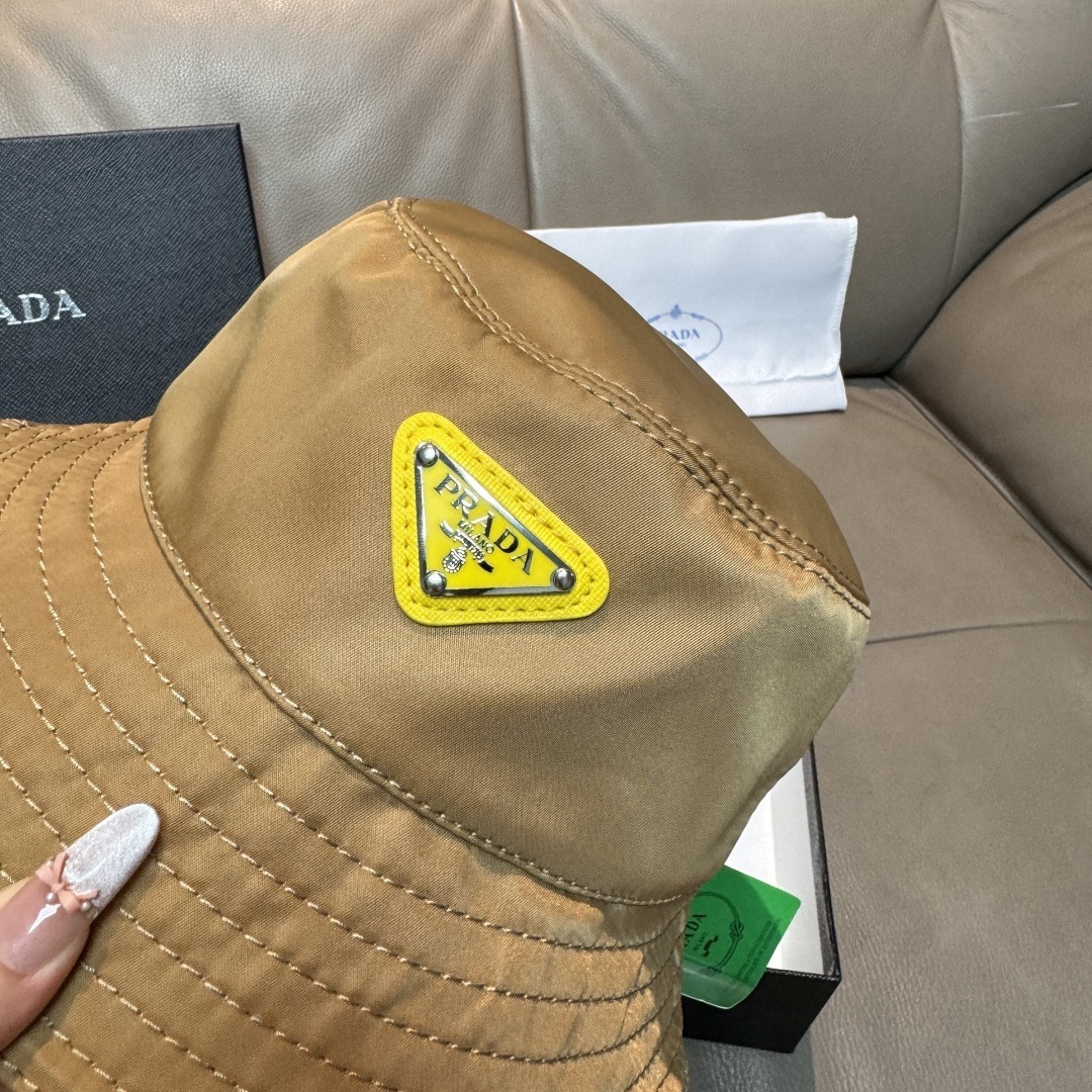 프라다(PRADA) 삼각 로고 옥스포드 버킷햇 모자